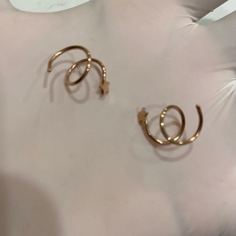 Curved star rose gold earring